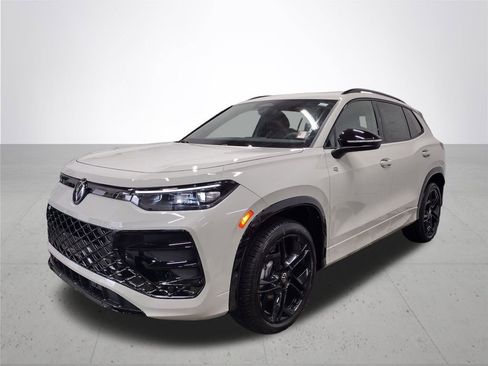 New 2025 Volkswagen Tiguan SE R-Line image 2