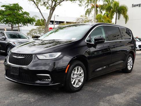 Used 2024 Chrysler Pacifica Touring-L image 17