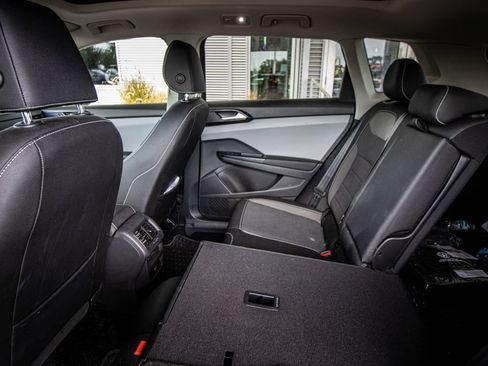 Certified 2023 Volkswagen Taos SE w/ Panoramic Sunroof Package FWD image 26