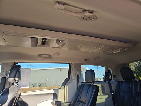 Used 2013 Chrysler Town & Country Touring image 16