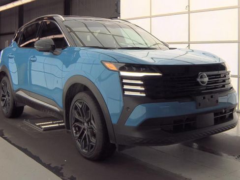 Used 2025 Nissan Kicks SR FWD image 2