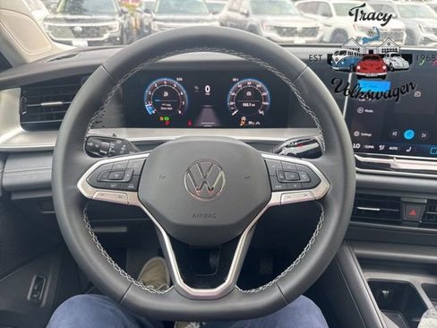 New 2025 Volkswagen Tiguan SE image 10
