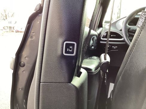 Used 2021 Chrysler Pacifica Touring-L w/ Uconnect Theater Family Group image 25