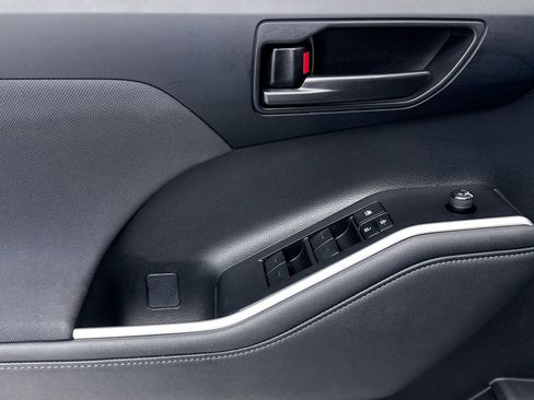 Used 2023 Toyota Highlander LE image 27