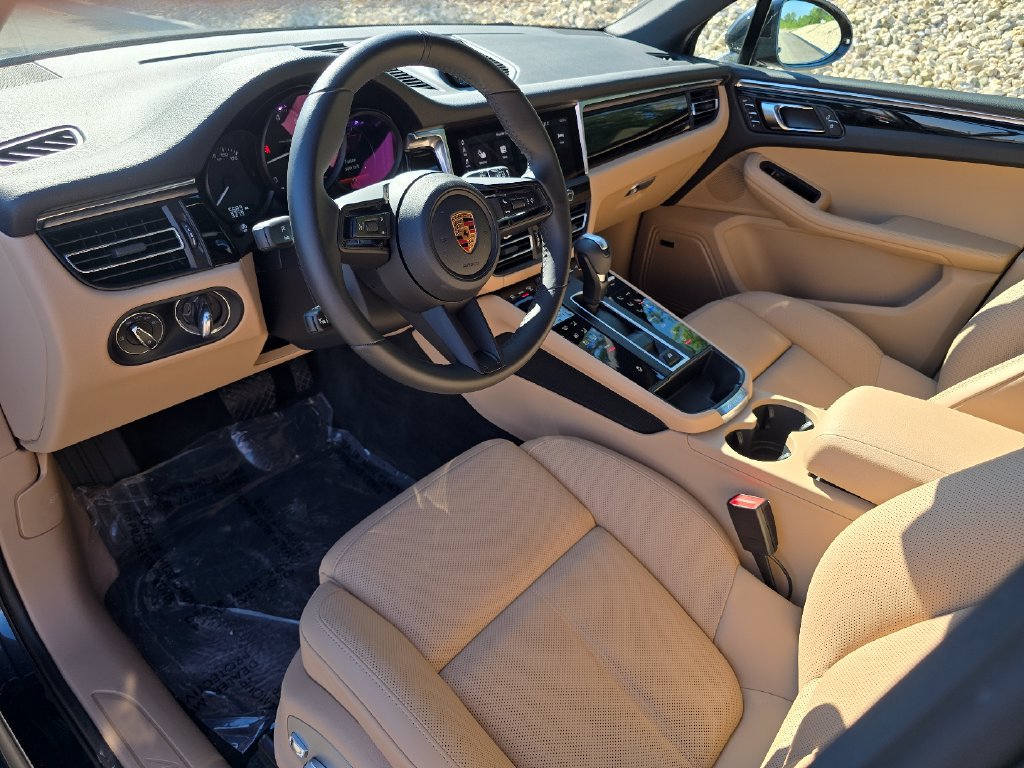 Certified 2026 Porsche Macan AWD/4WD image 4