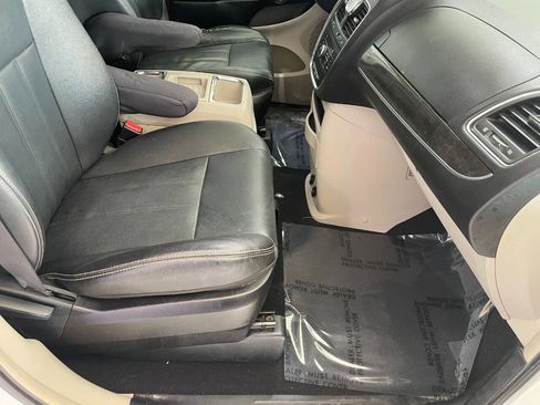 Used 2016 Chrysler Town & Country Touring image 32