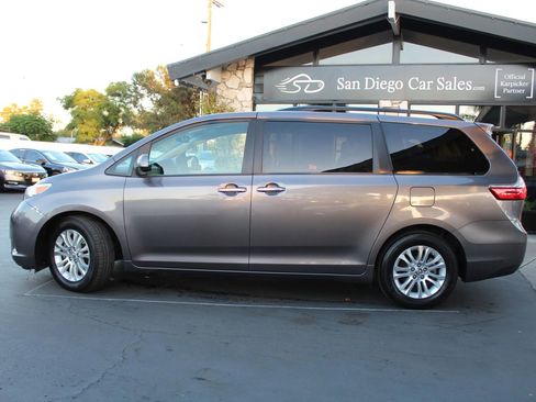 Used 2015 Toyota Sienna XLE w/ XLE Navigation Package FWD image 2