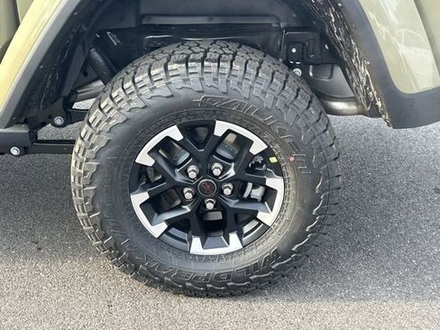 New 2026 Jeep Gladiator Rubicon w/ Technology Group image 18