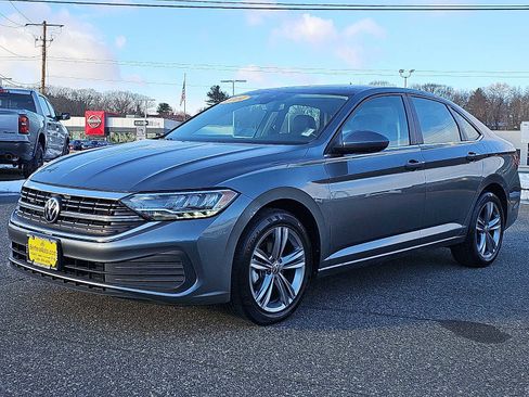 Used 2024 Volkswagen Jetta SE image 3