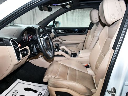 Used 2023 Porsche Cayenne AWD/4WD image 41