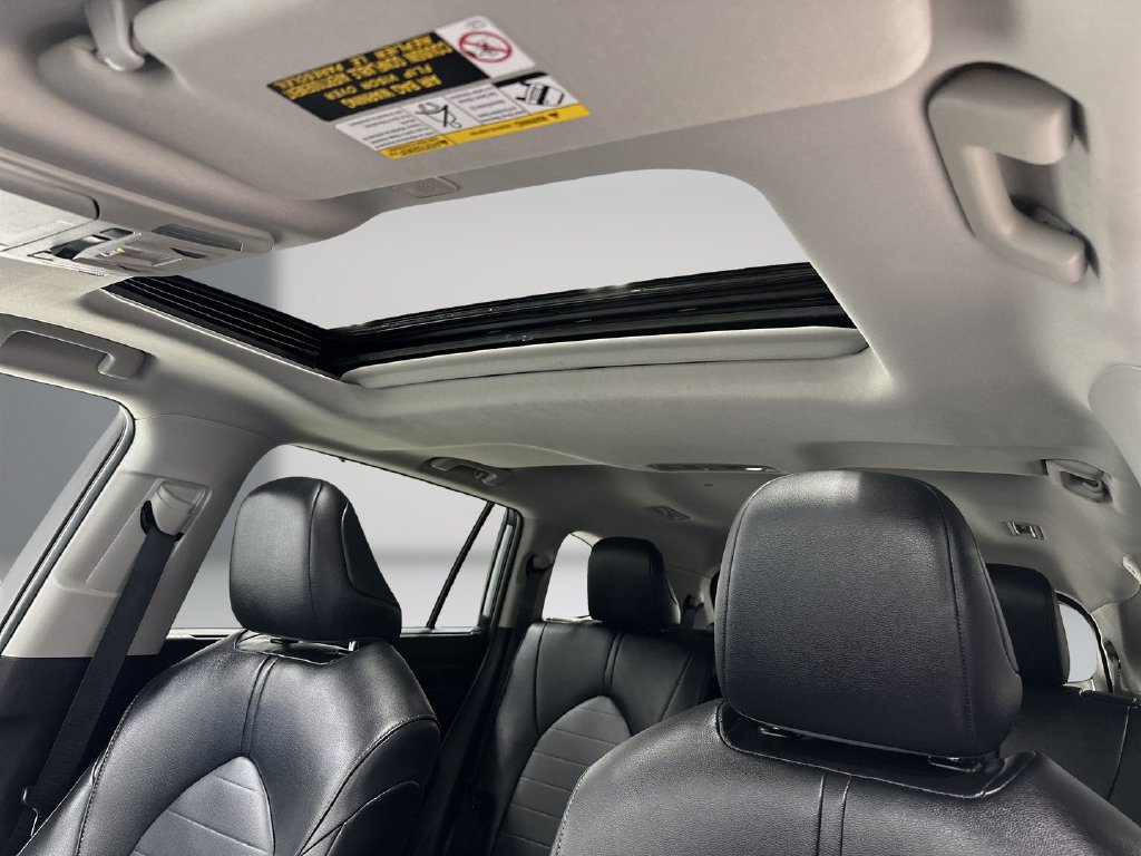 Used 2025 Toyota Highlander XLE FWD image 17