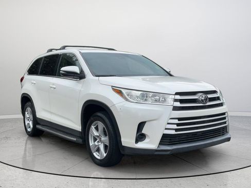 Used 2019 Toyota Highlander LE FWD image 1