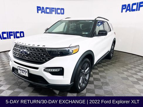 Used 2022 Ford Explorer XLT w/ Equipment Group 202A image 4