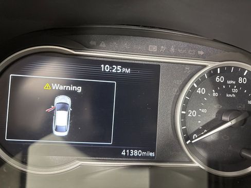 Used 2021 Nissan Versa SR image 14