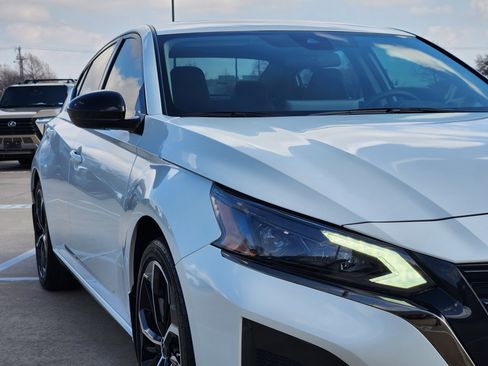 Used 2024 Nissan Altima 2.5 SR w/ SR Premium Package image 8