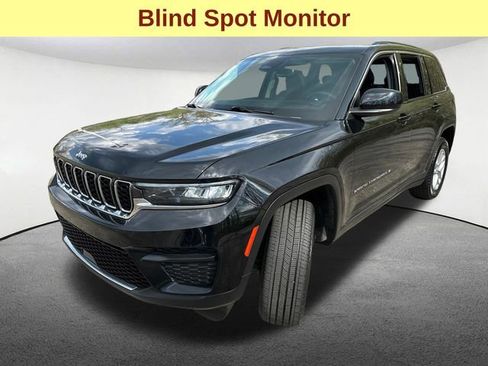 Used 2023 Jeep Grand Cherokee Laredo w/ Trailer Tow Prep Group (B) AWD/4WD image 5