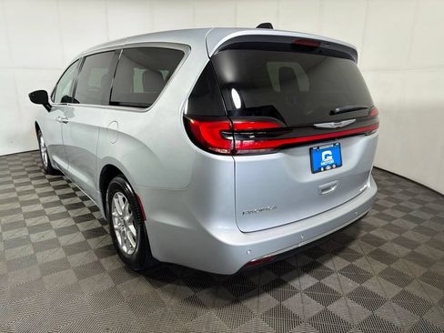 Used 2024 Chrysler Pacifica Touring-L FWD image 5