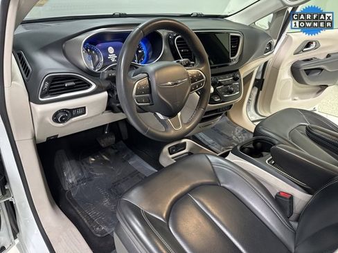 Used 2023 Chrysler Pacifica Touring-L image 10