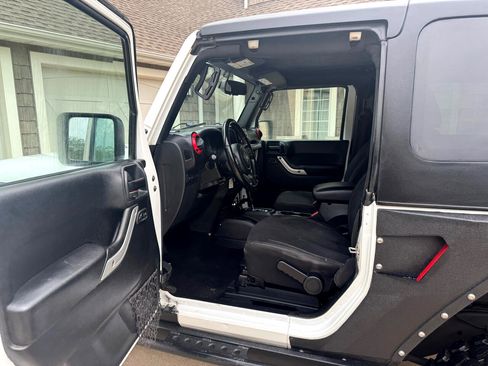 Used 2017 Jeep Wrangler Rubicon w/ Power Convenience Group image 10