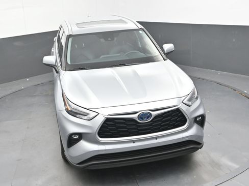 Used 2022 Toyota Highlander XLE FWD image 29