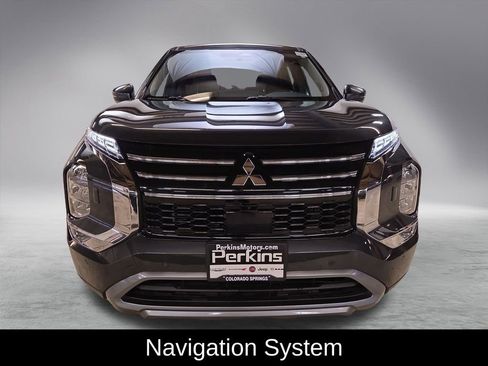 Used 2025 Mitsubishi Outlander SE image 3