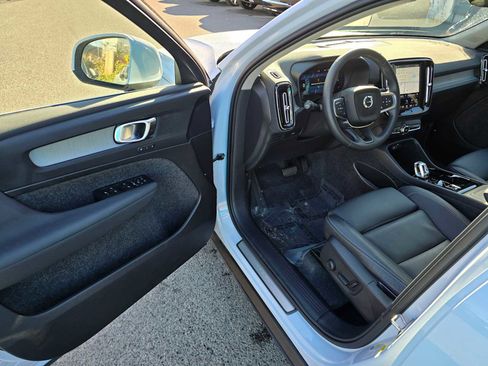 Certified 2025 Volvo XC40 B5 Plus image 19