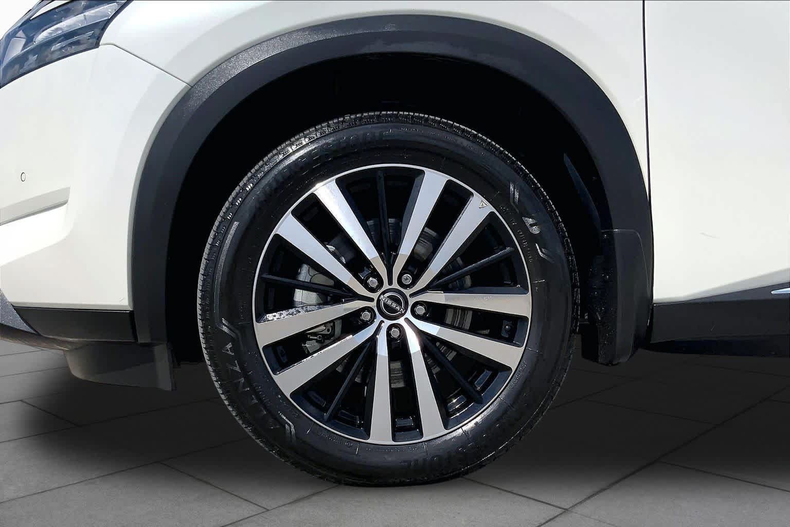 Used 2024 Nissan Pathfinder Platinum FWD image 11