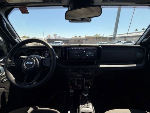 Used 2025 Jeep Wrangler Unlimited Rubicon AWD/4WD image 32