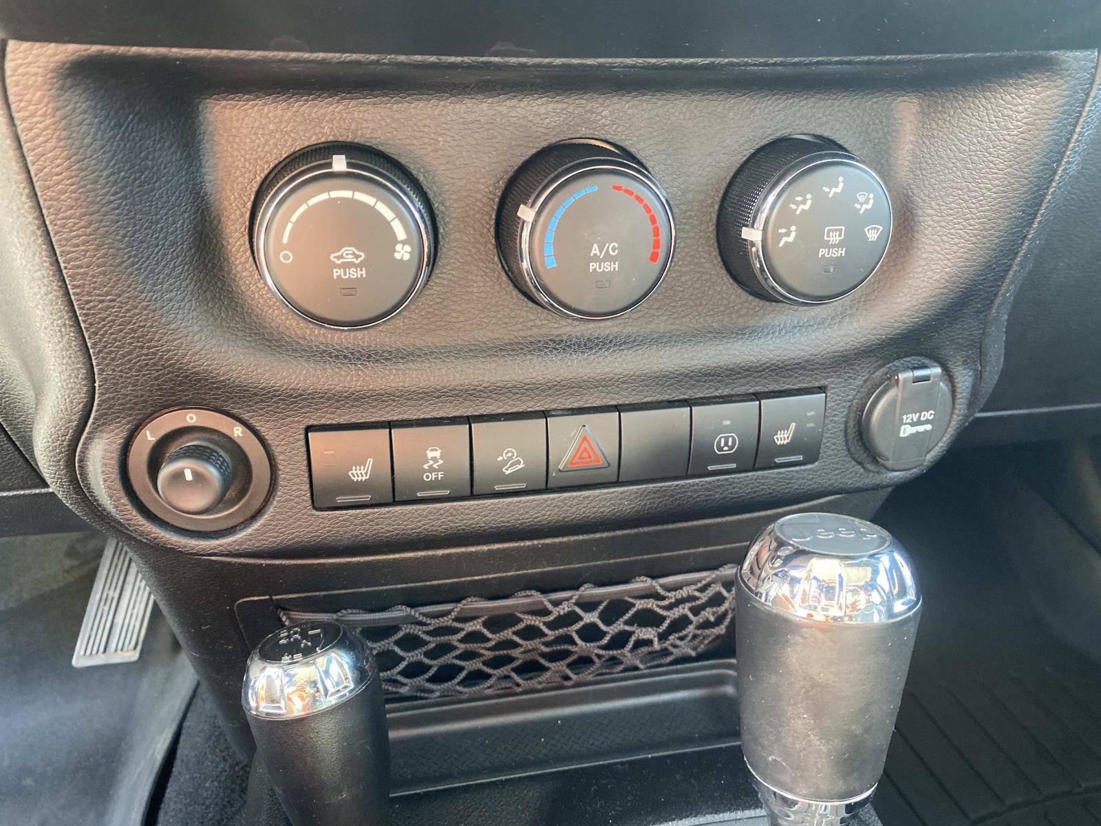 Used 2013 Jeep Wrangler Unlimited Sahara w/ Connectivity Group AWD/4WD image 28