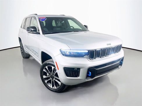 Used 2022 Jeep Grand Cherokee Overland w/ Luxury Tech Group IV AWD/4WD image 2