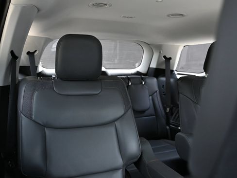 Used 2025 Ford Explorer Active w/ Active Comfort Package RWD image 20