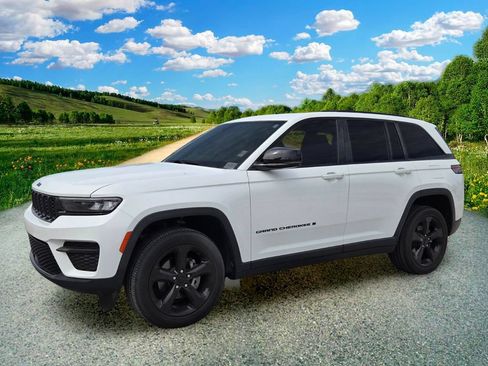 Used 2023 Jeep Grand Cherokee Altitude AWD/4WD image 2