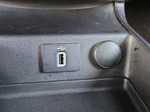 Used 2017 Ford Fusion SE w/ Fusion SE Technology Package image 32