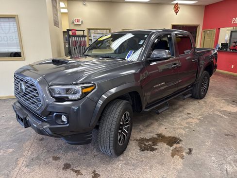 Used 2023 Toyota Tacoma TRD Sport image 3