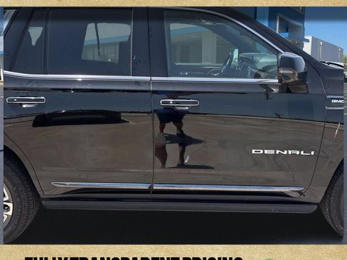 Used 2023 GMC Yukon Denali Ultimate AWD/4WD image 10