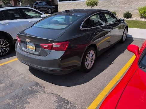 Used 2017 Chevrolet Malibu LT w/ Leather Package FWD image 4