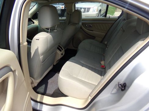 Used 2016 Ford Taurus SE image 9