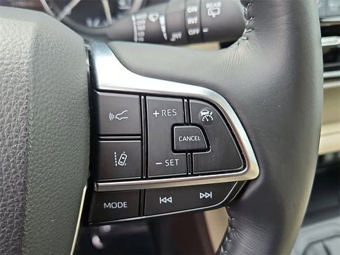 Used 2021 Toyota Highlander XLE image 23