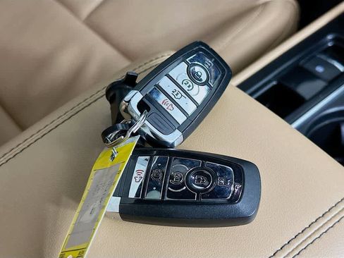 Used 2021 Lincoln Corsair Reserve image 22