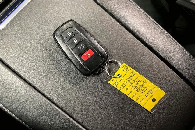 Used 2023 Toyota Highlander Limited AWD/4WD image 11