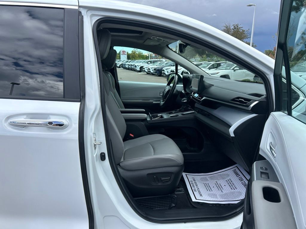 Used 2025 Toyota Sienna XLE AWD/4WD image 13