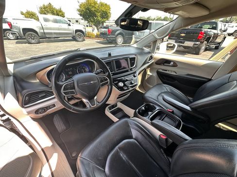Used 2019 Chrysler Pacifica Touring-L FWD image 12