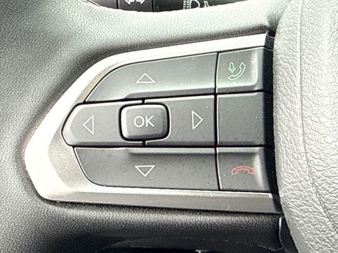 Used 2025 Jeep Compass Latitude image 24