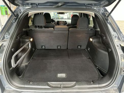 Used 2017 Jeep Cherokee Latitude AWD/4WD image 24