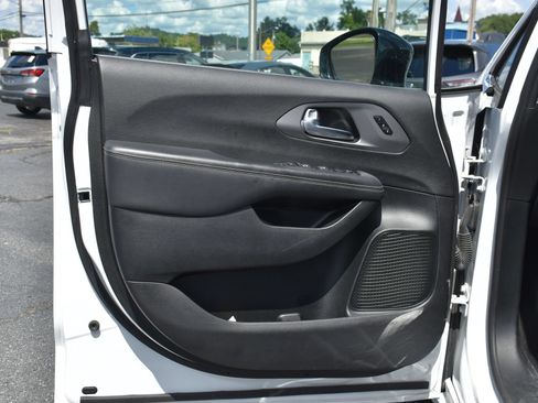 Used 2025 Chrysler Pacifica Select FWD image 12
