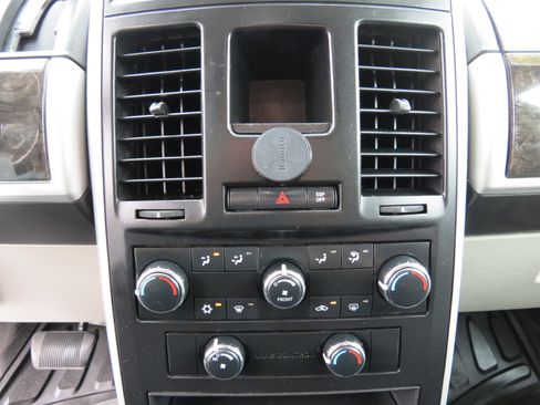 Used 2010 Dodge Grand Caravan SXT w/ Trailer Tow Group FWD image 17