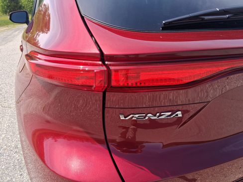 Used 2024 Toyota Venza Limited AWD/4WD image 11
