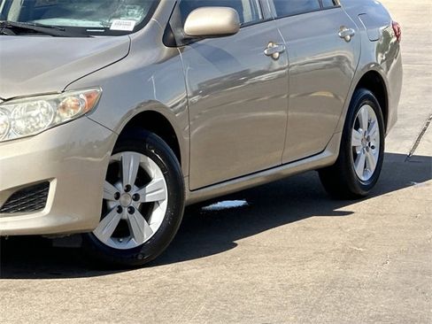 Used 2010 Toyota Corolla LE image 3