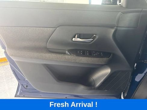 Used 2025 Nissan Kicks SV FWD image 11