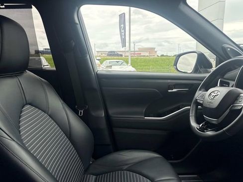 Used 2024 Toyota Highlander XSE FWD image 16
